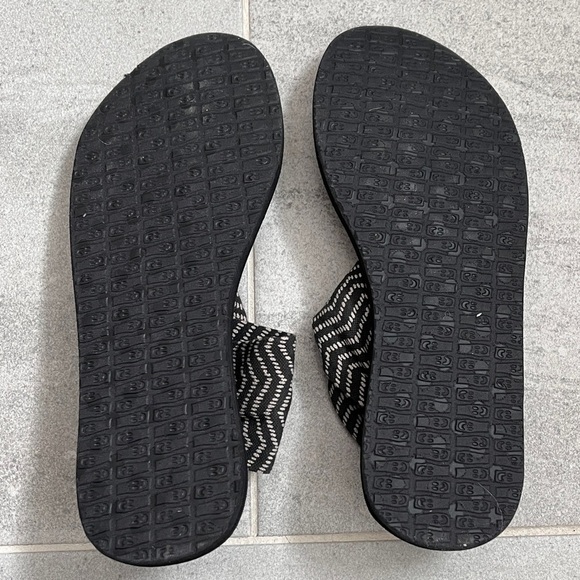 Sanuk Yoga Sling Sandals with a Black and White Pattern Size 8 - Picture 7 of 7